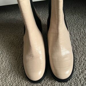 Seychelles croc print leather bootie. Size 8. Only worn once.